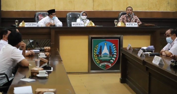 Pertemuan pejabat KPK bersama Bupati Jombang Mundjidah Wahab dan Kepala OPD di Pemkab Jombang 