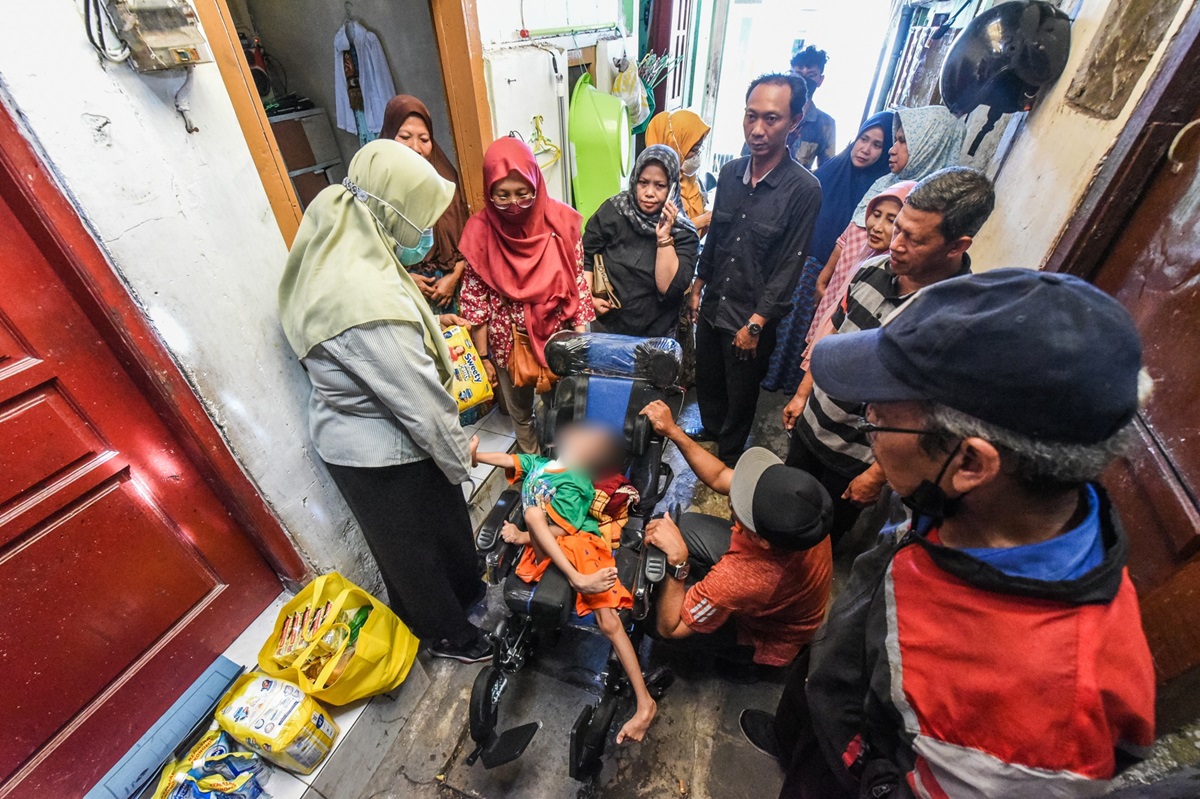 Pemkot Surabaya memberikan bantuan kepada Mohammad Tomy (10 tahun), seorang anak penderita Cerebral Palsy di Dinoyo 