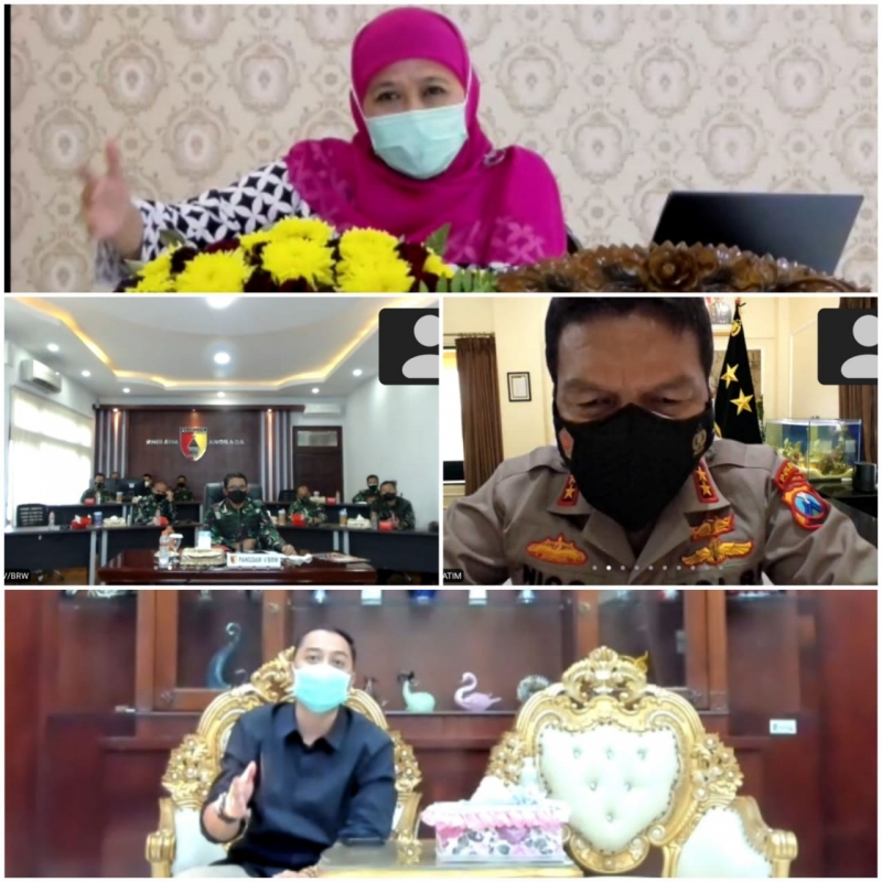 Gubernur Jatim Khofifah Indar Parawansa saat mengikuti rakor percepatan vaksinasi bersama Forkopimda Jatim dan enam kepala daerah.