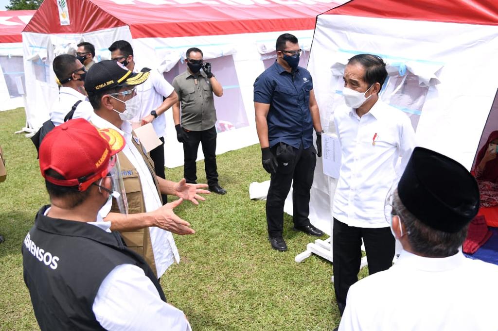 Presiden Joko Widodo tiba di Stadion Manakarra, Kabupaten Mamuju, Sulawesi Barat, untuk memastikan langsung evakuasi dan pertolongan yang diberikan kepada warga terdampak, Selasa (19/1/2021). | Twitter BNPB