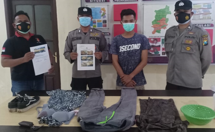Pelaku penculikan disertai penganiaya Mohammad Azrul Ahmaludin (dua dari kanan) saat ditangkap anggota Polsek Benjeng, Gresik, Selasa (23/3/2021).