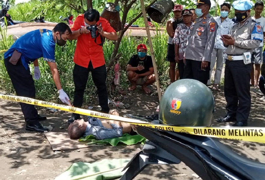 Petugas melakukan olah TKP penemuan mayat di Kali Brantas, wilayah Desa/Kecamatan Ngantru, Tulungagung, Selasa (23/3/21). (Foto : Noyo/Bacasaja.id)