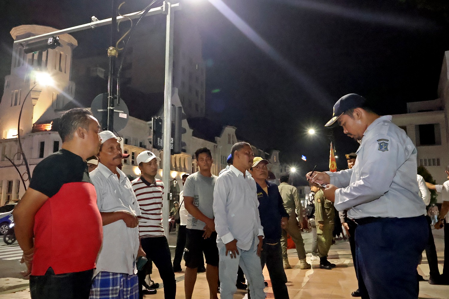 Petugas Dishub Surabaya menaring jukir liar di kawasan Kota Tua Surabaya