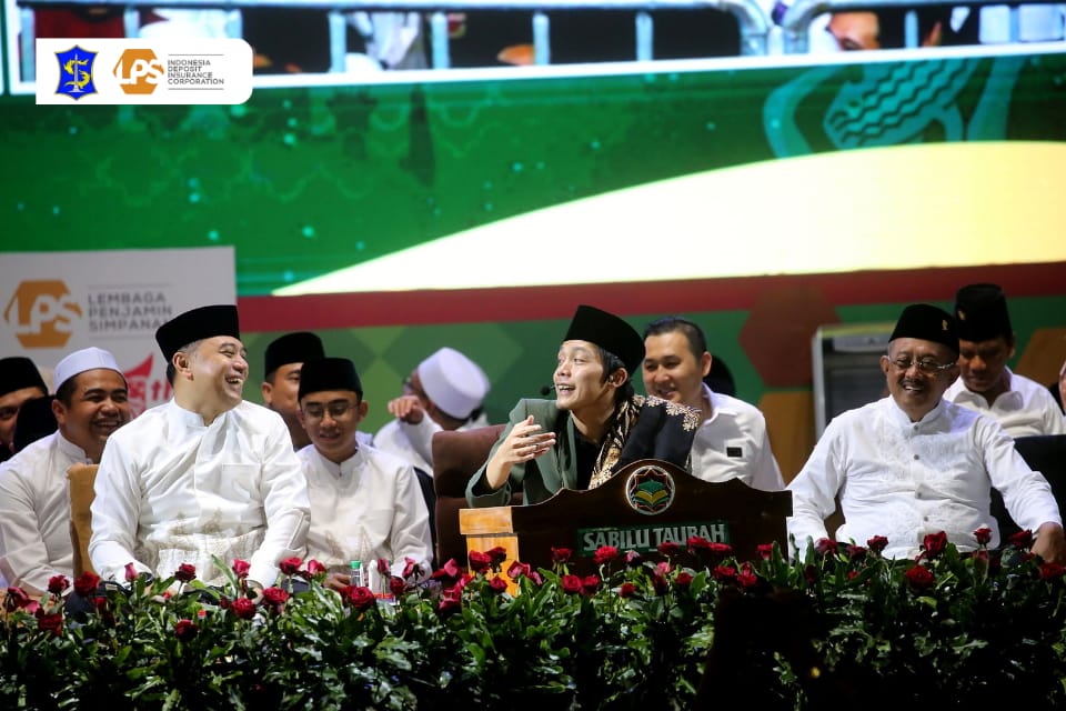 Wali Kota Surabaya Eri Cahyadi dan Wakil Wali Kota Surabaya Armuji saat menghadiri pengajian Gus Iqdam
