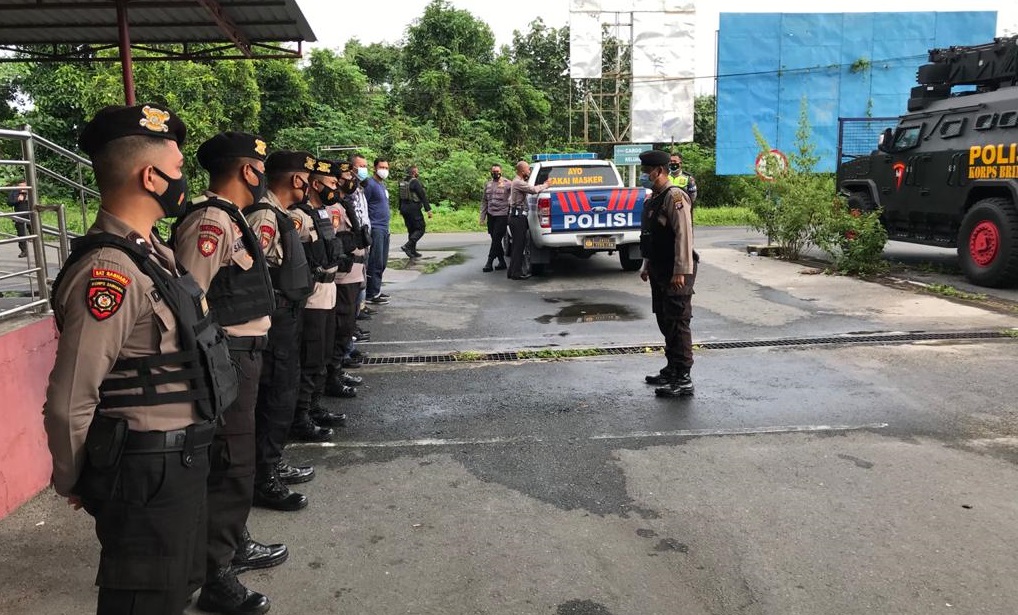 Personel Polri mengawal dan mengamankan proses pendistribusian vaksin Covid-19 di Bandara Tjilik Riwut Kota Palangka Raya, Jum’at (26/3/2021). IST