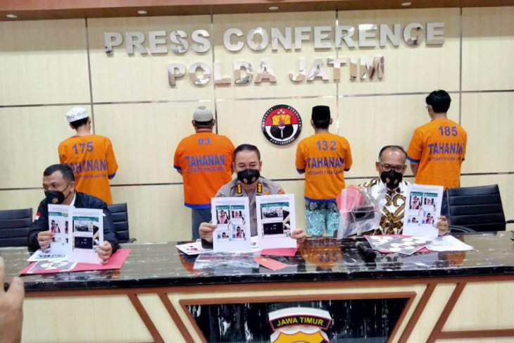 Empat tersangka penyebar video berisi pengancaman terhadap Menkopolhukam Mahfud MD diamankan ke Polda Jatim, Minggu (13/12)