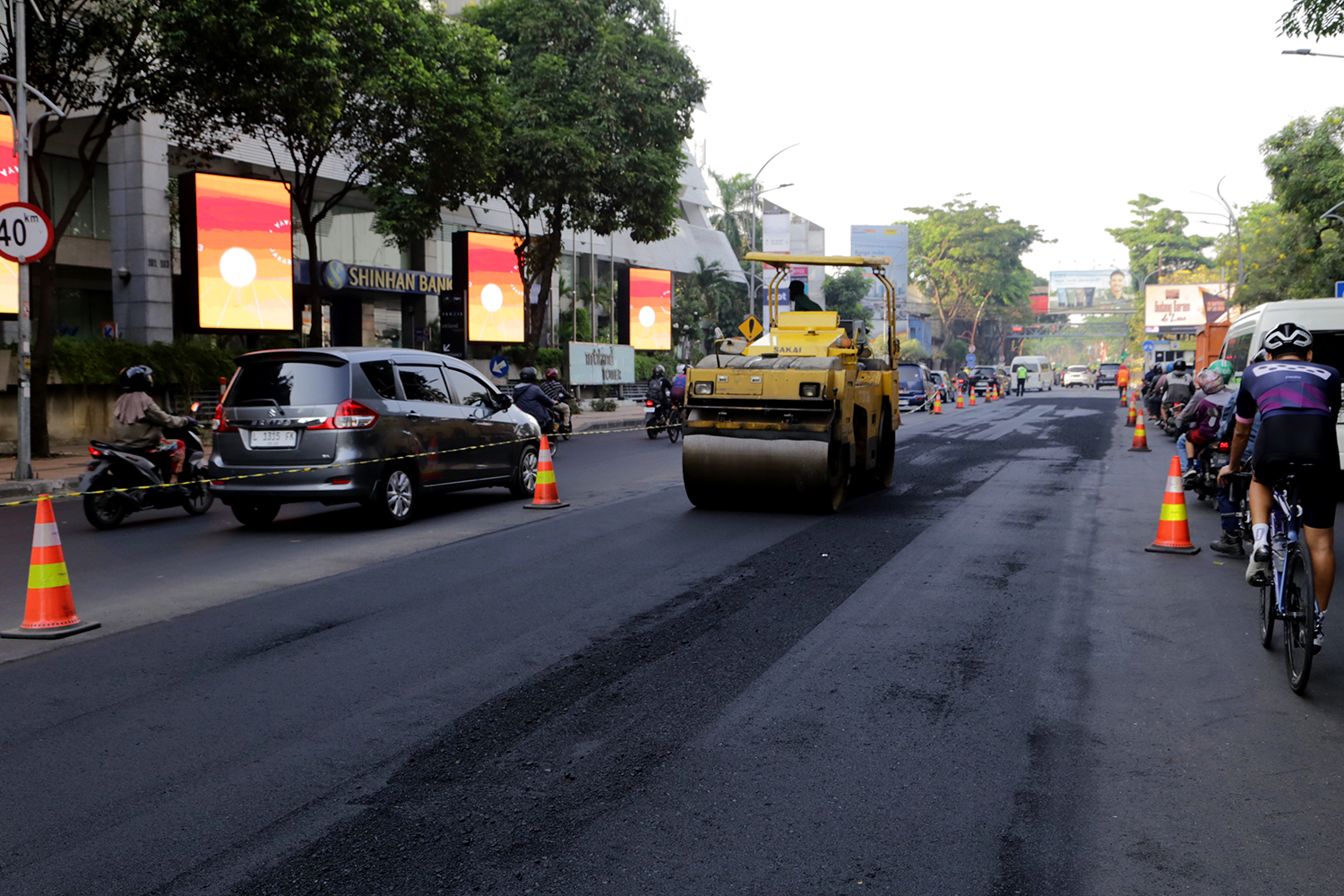 Pengaspalan jalan di wilayah pusat kota Surabaya