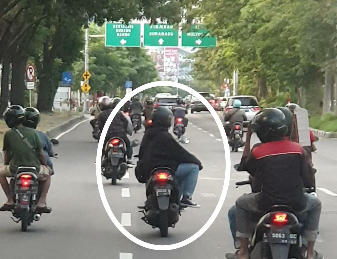 Tangkapan layar video seorang pria mengemudi dengan satu tangan kirinya menghadap ke kanan