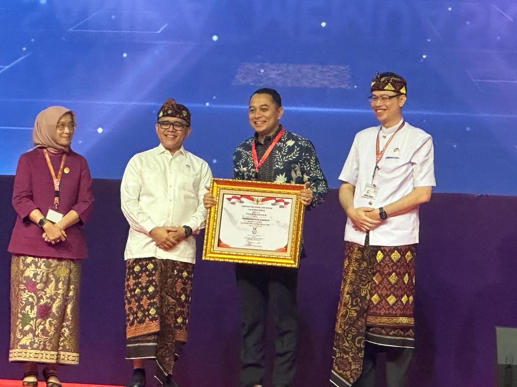 Menteri PANRB Abdullah Azwar Anas menyerahkan piagam penghargaan kepada Wali Kota Surabaya Eri Cahyadi 