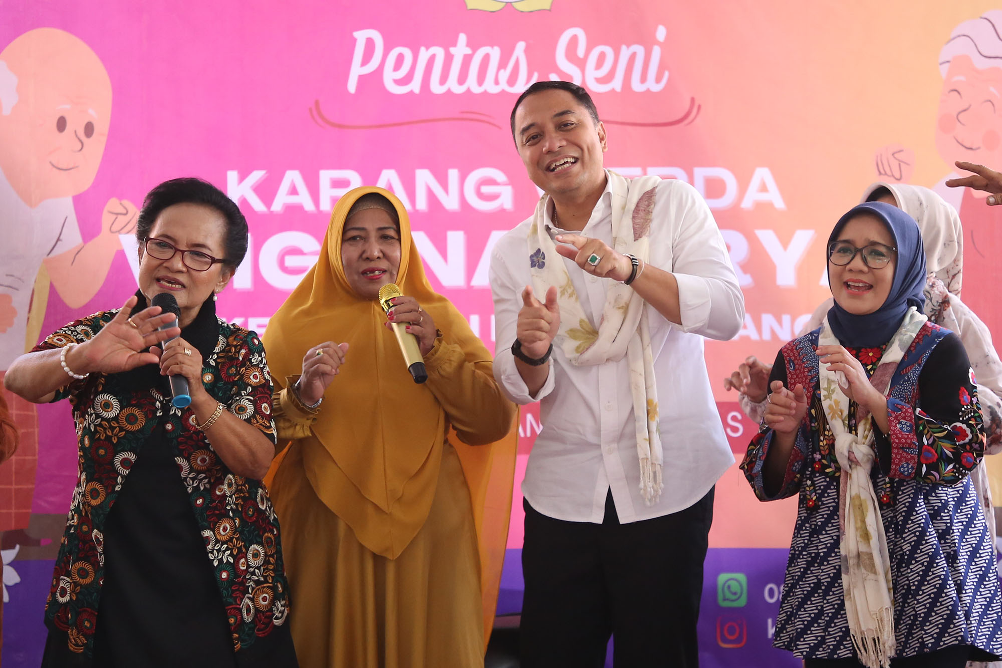 Wali Kota Surabaya Eri Cahyadi saat menghadiri Pentas Seni Karang Werda Wiguna Karya Kebonsari, Kelurahan Jambangan, Rabu (26/6/2024).