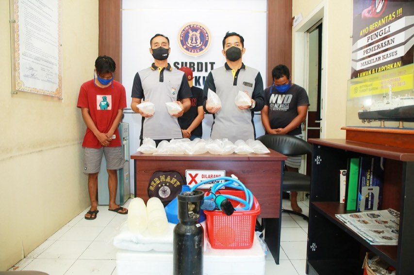 Kasubdit Gakkum Ditpolairud Polda Jatim AKBP Siswantoro (kanan) dan Kanit II Sidik Subdit Gakkum IPTU Edy Suseno menunjukkan barang bukti benur lobster hasil ungkap yang dikemas dalam kantong plastik.