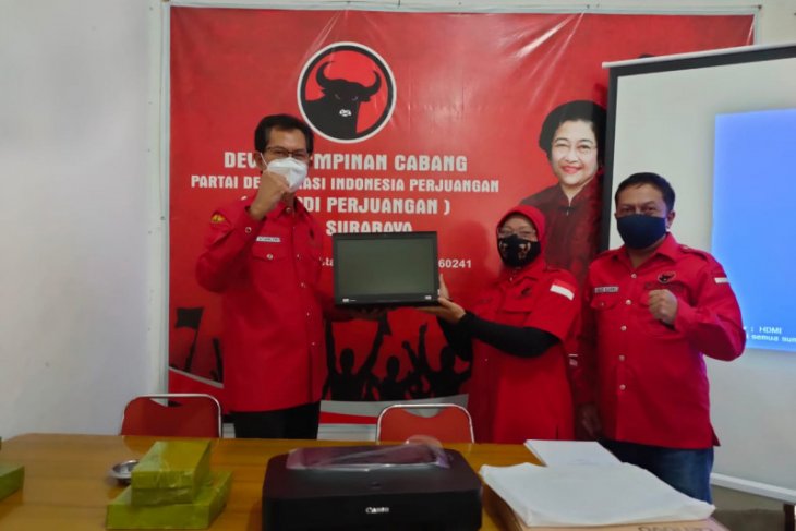 Ketua DPC PDIP Kota Surabaya Adi Sutarwijono ketika kegiatan penyerahan laptop dan printer di kantor DPC PDIP Surabaya, Jumat (08/1/2021).