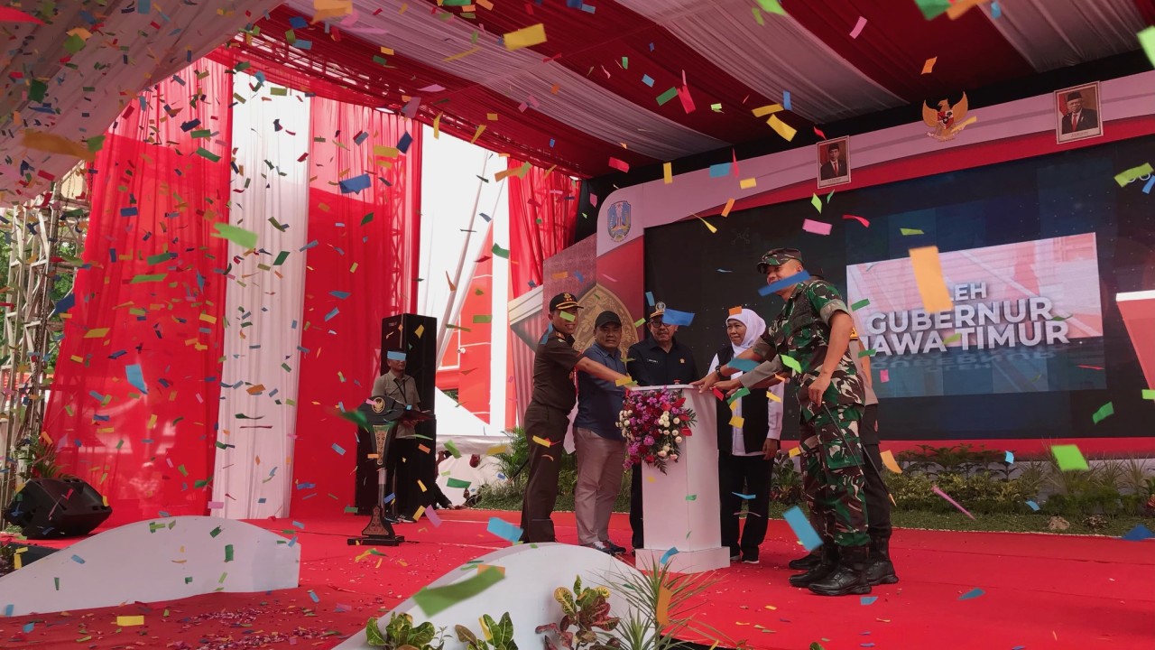 Gubernur Jawa Timur, Khofifah Indar Parawansa meresmikan Pasar Baru Kertosono di Halaman Pasar Baru Kertosono Jl. Ronggo Warsito No. 14-8, Kec. Kertosono, Kabupaten Nganjuk. ( Foto: dok.humasjatim)
