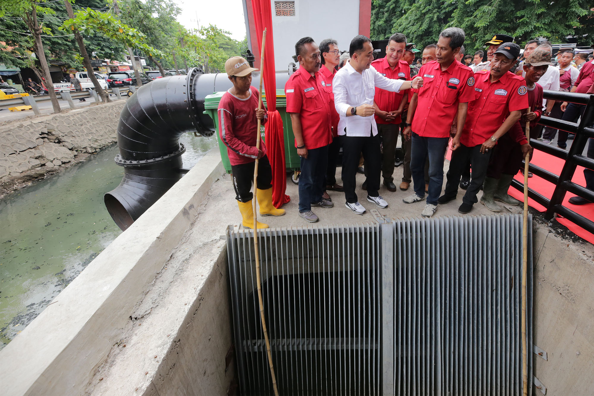 Wali Kota Surabaya Eri Cahyadi meresmikan rumah pompa Gresikan Tambaksari