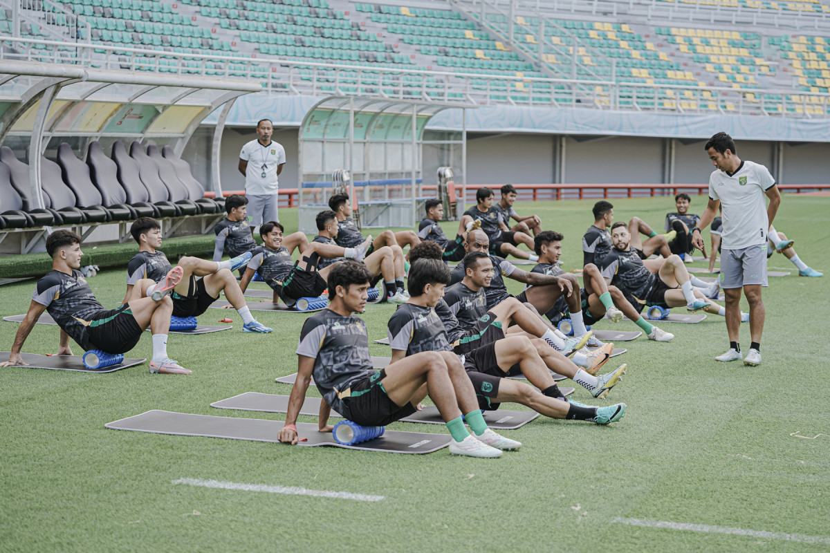 Pemain Persebaya Surabaya menggelar latihan guna menghadapi Dewa United di Stadion GBT, Senin 15 April 2024. (Persebaya.id)