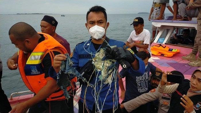 Saksi mata menyebut terjadi ledakan saat Pesawat Sriwijaya Air jatuh di Kepulauan Seribu. Tim Basarnas menemukan puing pesawat Sriwijaya Air SJ 182 rute Jakarta-Pontianak yang hilang kontak pada Sabtu (19/1/2021) sore.