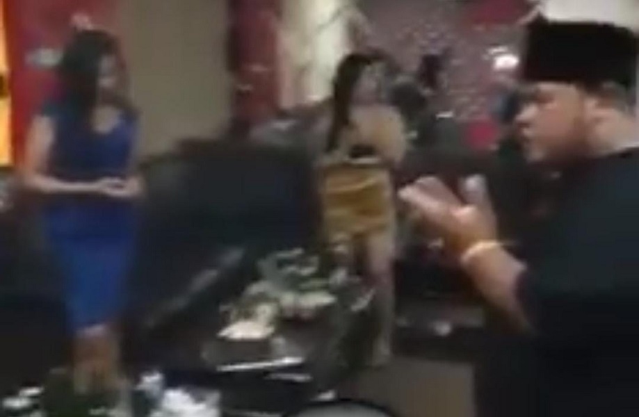 Screenshot sekelompok pria bersama purel tengah membaca doa di tempat karaoke yang viral di media sosial. 