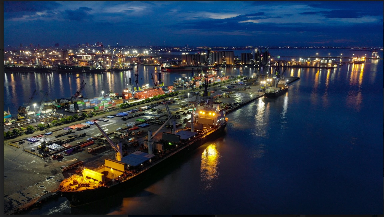 Sejumlah kapal pengangkut tengah melakukan kegiatan bongkar muat di Terminal Jamrud Pelabuhan Tanjung Perak Surabaya. (FOTO IST/PELINDO III)