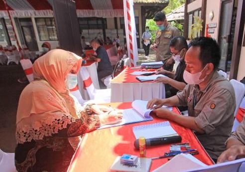 Petugas BPN Indramayu melayani warga desa yang hendak mencairkan ganti rugi.