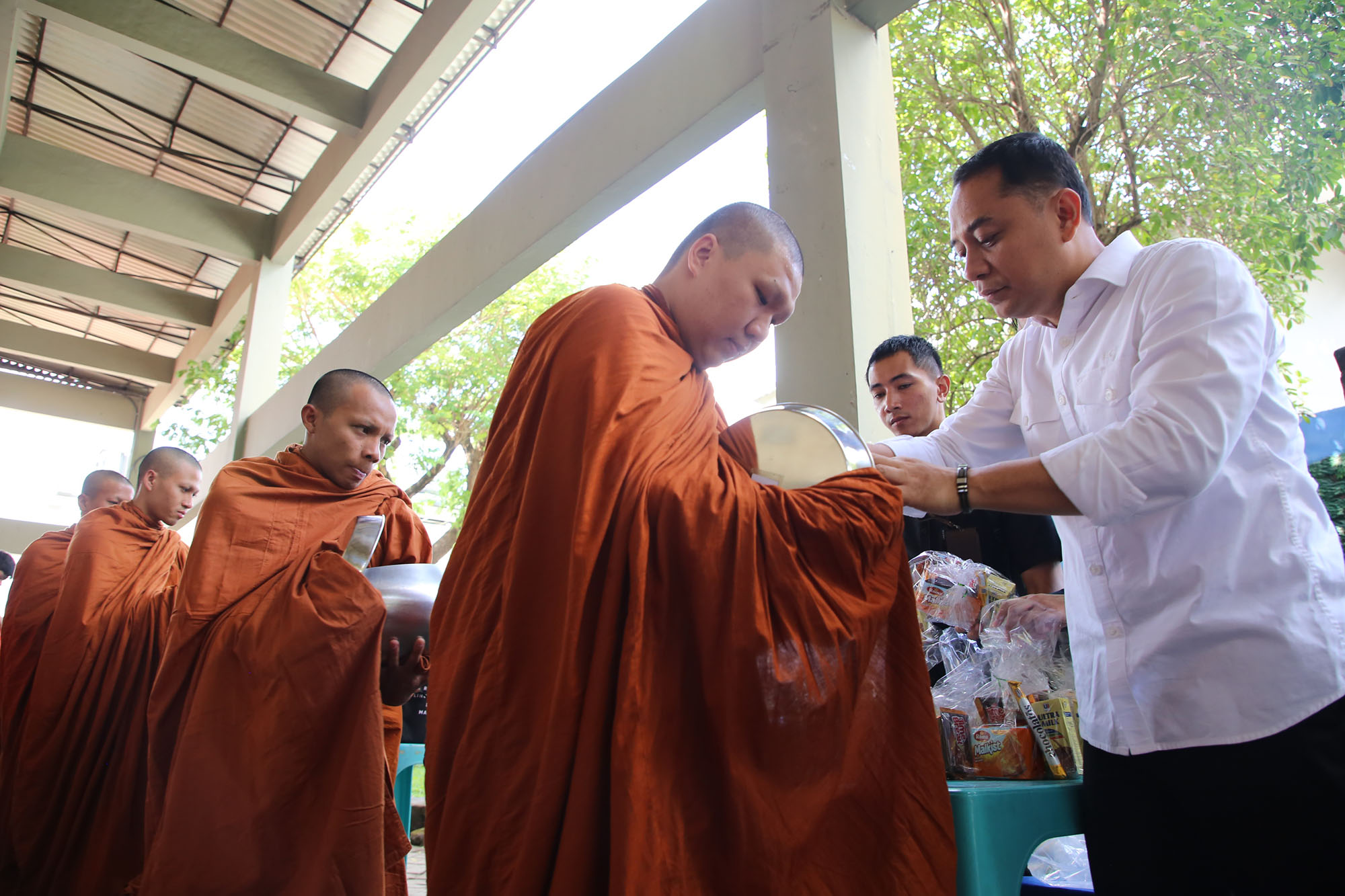 Wali Kota Surabaya Eri Cahyadi menghadiri acara Pindapata Bhikkhu dan Pabbajja Samanera di Vihara Dhammajaya