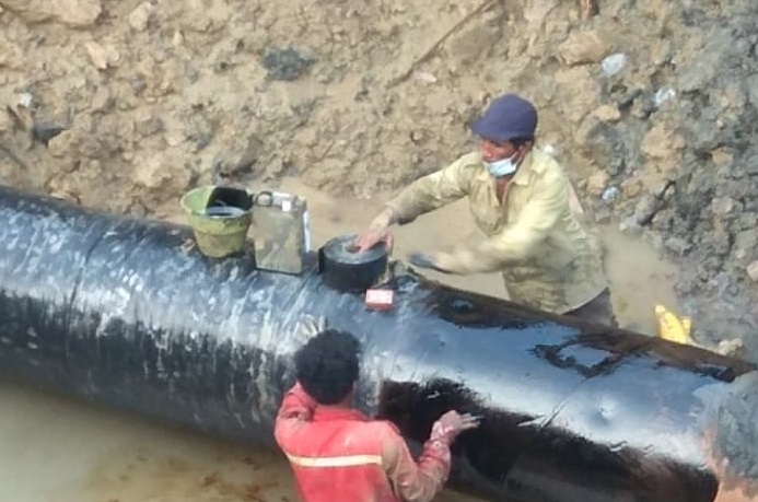 Proses perbaikan pipa PDAM Surya Sembada di Jalan Ksatria, Karang Pilang, Surabaya.