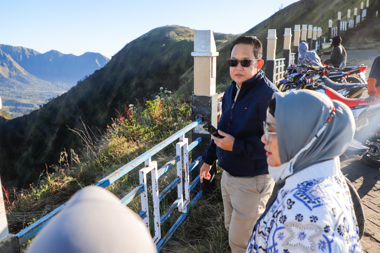 Pj. Gubernur Jawa Timur, Adhy Karyono, mengunjungi puncak Bukit B29 di Kabupaten Lumajang. Foto: dok.humasjatim 