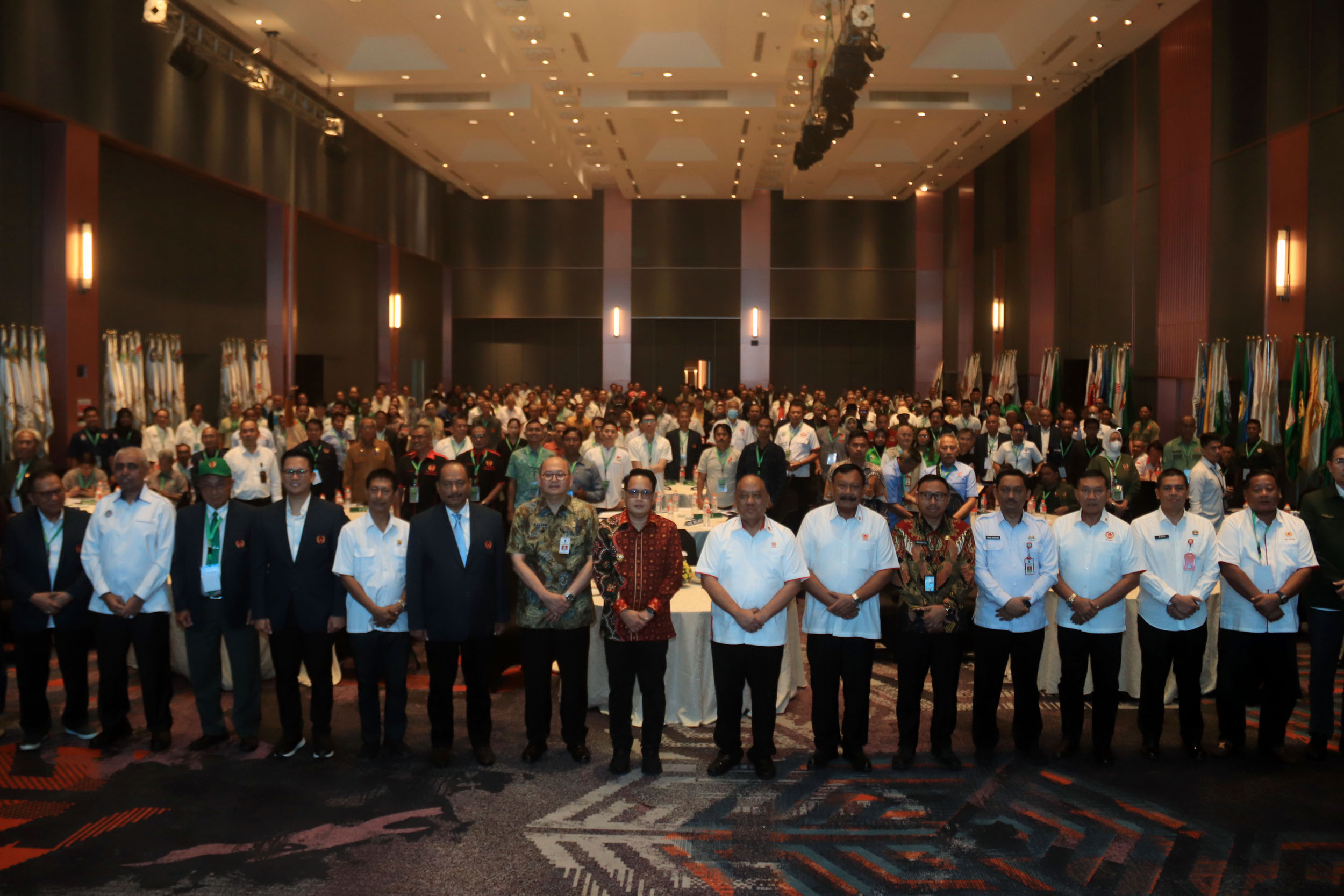 Foto Bersama Penjabat (Pj) Gubernur Jatim Adhy Karyono. dengan Pengurus KONI jatim dan Peserta rapat Kerja KONI