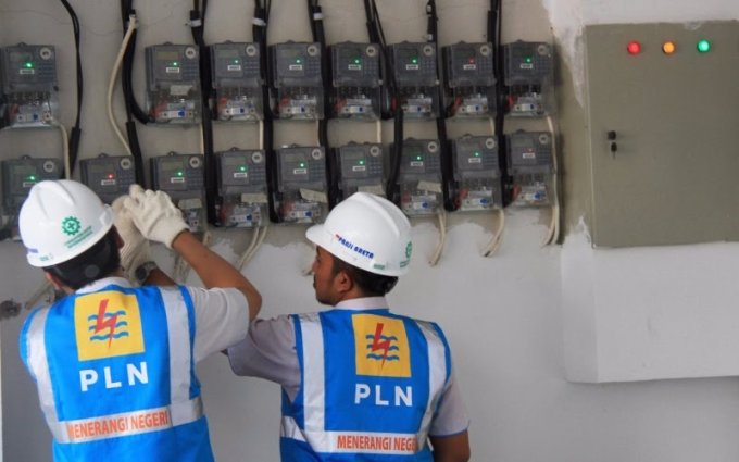 Petugas PLN melakukan pemeriksaan listrik. (PLN)