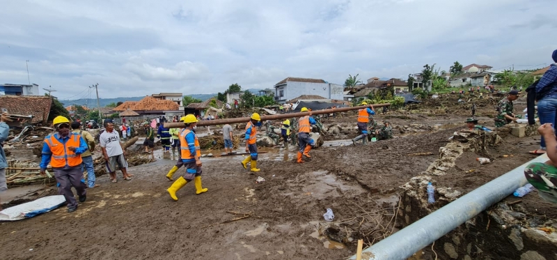 Petugas PLN sedang bekerja di tengah bencana. (JNR)