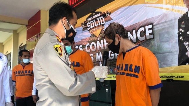 Kapolres Magetan AKBP Festo Ari Permana saat mengintrogasi pelaku