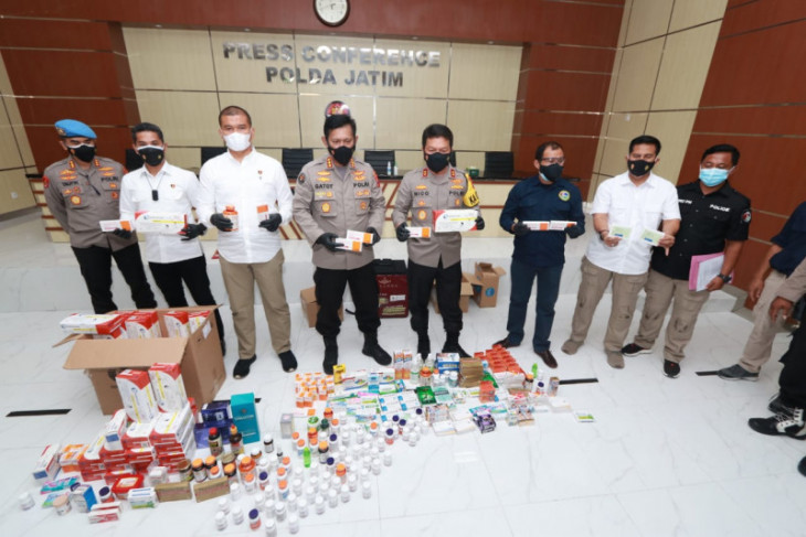 apolda Jatim Irjen Pol Nico Afinta (keempat dari kanan) menunjukkan sejumlah obat dan vitamin penanganan COVID-19 yang dijual secara ilegal saat merilisnya di Mapolda setempat, Surabaya, Sabtu (10/7/2021). (Bidhumas Polda Jatim)