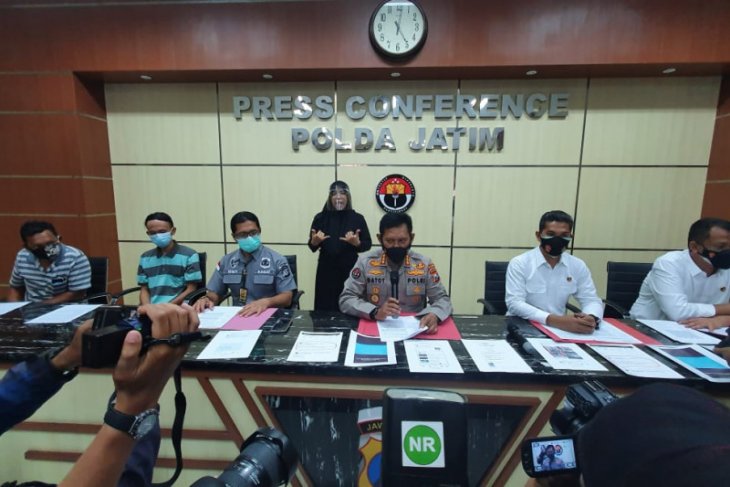 Polisi saat merilis kasus ujaran kebencian terkait penyekatan di Suramadu di Mapolda Jawa Timur, Kamis (24/6/2021).