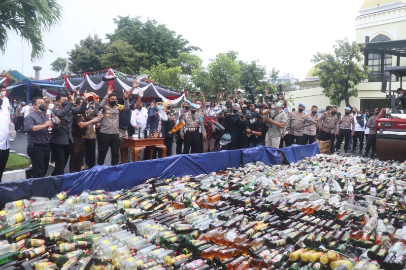 Pemusnahan barang bukti Narkoba dan miras hasil ungkap Januari - Maret 2022, di depan Gedung Mahameru, Mapolda Jatim.