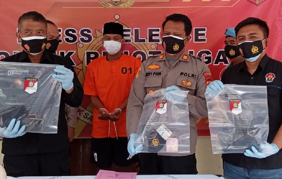 Kapolsek Rejotangan AKP Herry Purwanto menunjukkan barang bukti dari penangkapan tersangka AW yang menyaru polisi di setiap aksi kejahatannya. (Foto:Noyo/Bacasaja.id) 