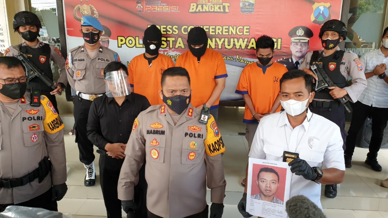 Tiga pelaku dipamerkan Kapolresta Banyuwangi.