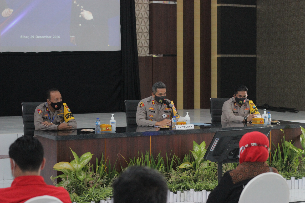 AKBP Leonard Sinambela memaparkan kinerja Polres Blitar Kota yang dipimpinnya selama 2020 di Mapolres Blitar Kota.