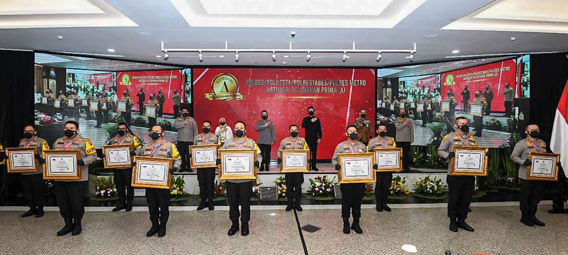Kapolres Gresik, AKBP Arief Fitrianto saat menerima penghargaan pelayanan pada publik dari Menpan RB Tjahjo Kumolo di Mabes Polri, Jakarta, Selasa (16/2/2021) (FOTO :IST/POLRES)