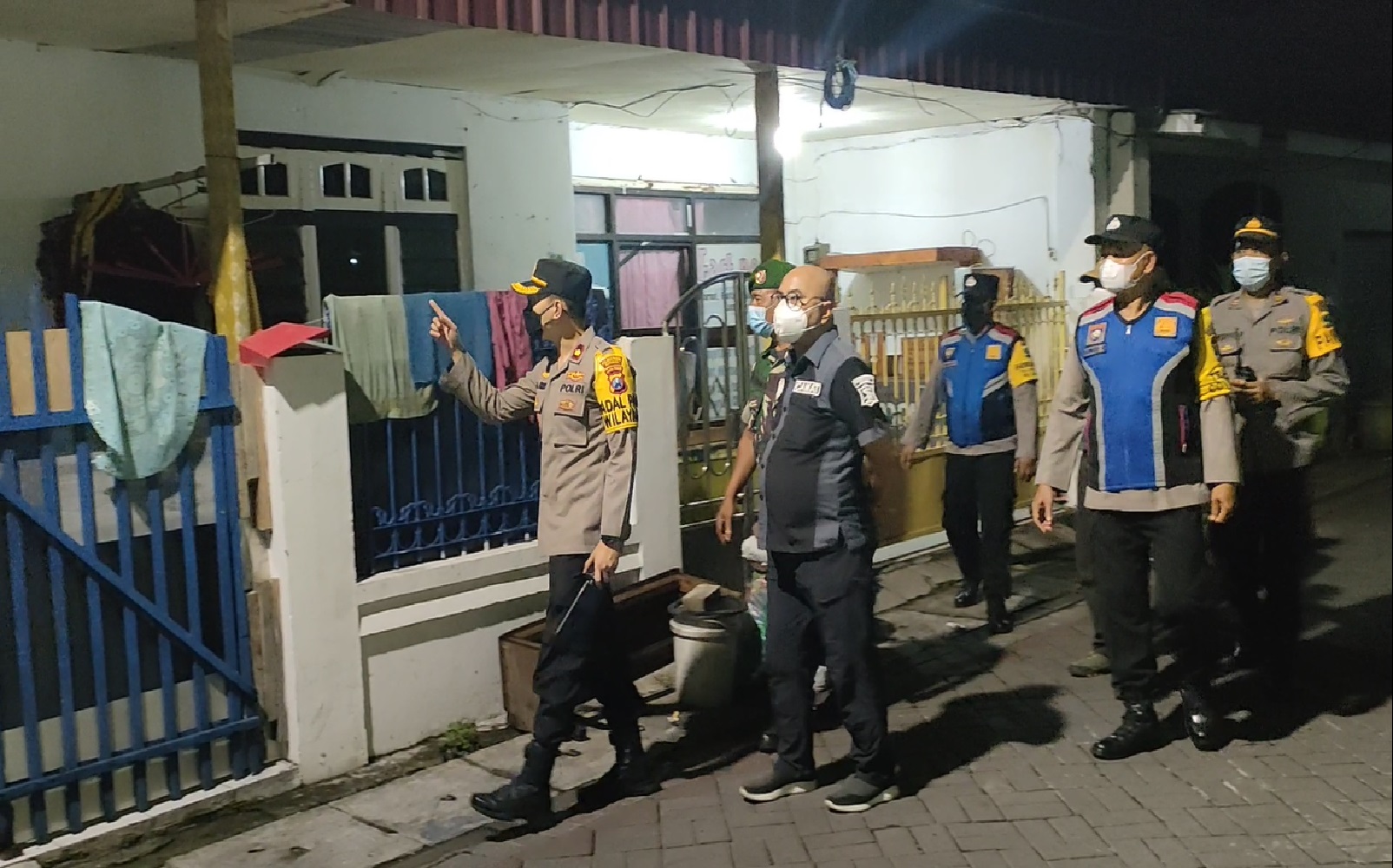 Tiga pilar Kecamatan Sawahan melakukan pemantauan rumah yang ditinggal pemudik