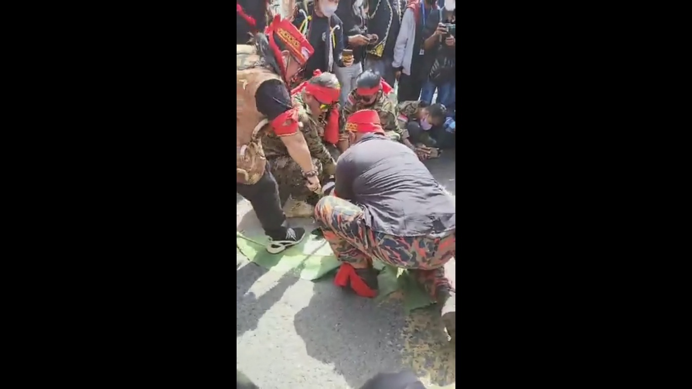 Aksi penyemelihan babi oleh Ormas LPADKT-KU.