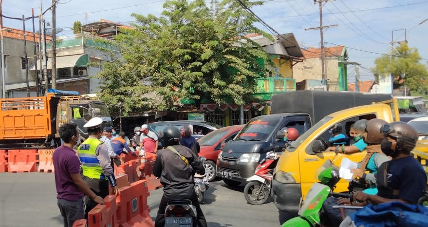 Arus lalu lintas di kawasan penyekatan di Raya Mastrip, Karangpilang.