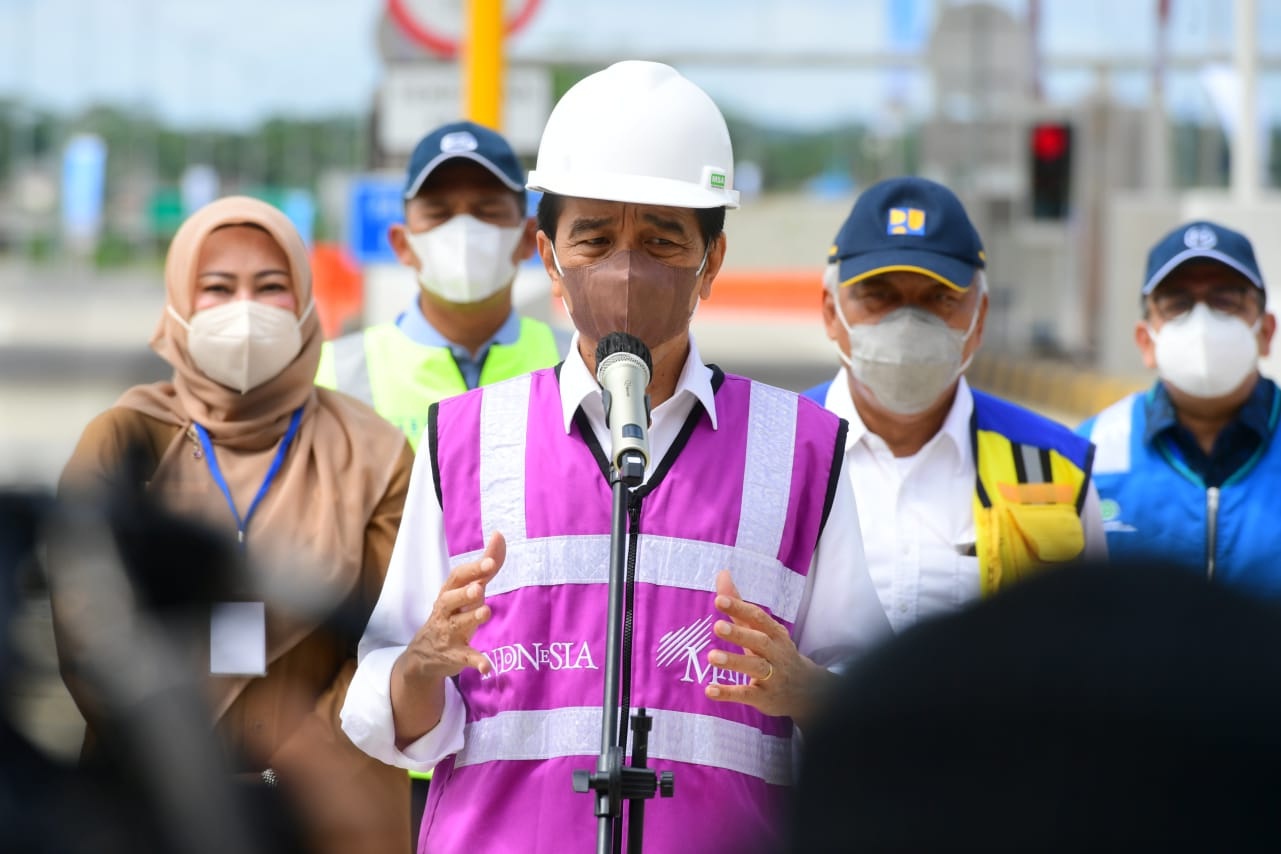 Presiden Jokowi memberikan keterangan pers usai meresmikan jalan tol Serang-Panimbang seksi I ruas Serang-Rangkasbitung, di Gerbang Tol Rangkasbitung, Lebak, Banten, Selasa (16/11/2021). (Setpres)