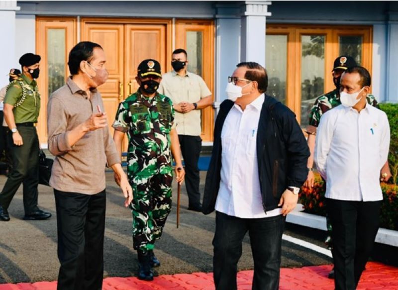 Presiden Jokowi didampingi Seskab Pramono Anung dan Menteri Investasi Bahlil Lahadalia bertolak menuju ke Bali guna melakukan kunjungan kerja, Senin (27/12/2021). (Setpres)