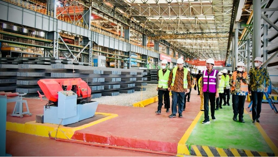 Presiden Jokowi meninjau pengolahan bijih nikel di Pabrik Smelter, Konawe, Sultra, Senin (27/12/2021). (Setpres)