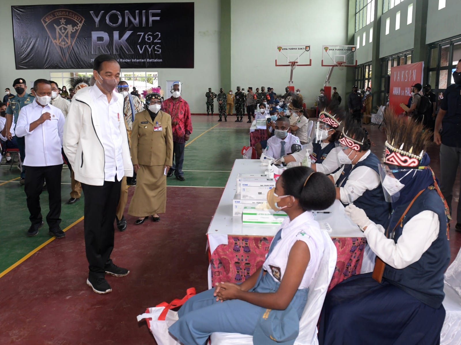Presiden Joko Widodo meninjau vaksinasi COVID-19 massal, di Gedung Serbaguna Yonif Raider Khusus 762/VYS, Kecamatan Sorong Timur, Kota Sorong, Papua Barat, Senin (04/10/2021).