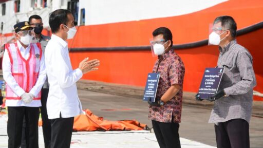 Presiden RI Joko Wiodo bertemu dengan keluarga korban Sriwijaya Air di Jakarta International Container Terminal (JICT), Jakarta, Rabu (20/1/2021).