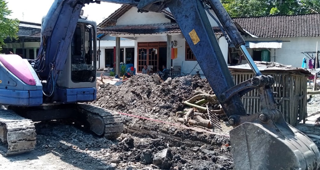 Warga menghentikan alat berat yang mengerjakan proyek jalan di Dusun Cerme, Desa Gamping, Kecamatan Campurdarat, Tulungagung. (Foto : Noyo/JP/bacasaja.id) 