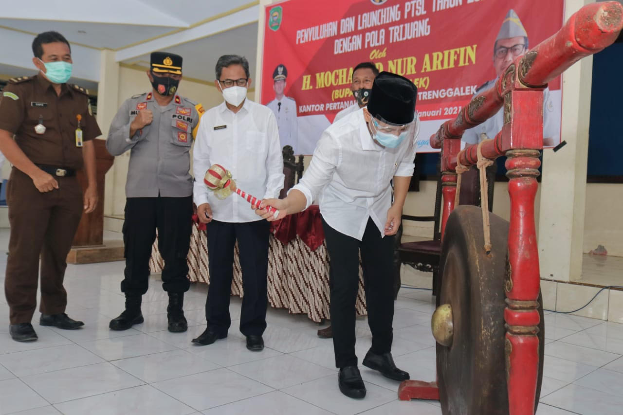 Bupati Trenggalek Mochamad Nur Arifin saat meluncurkan program Pendaftaran Tanah Sistematis Lengkap (PTSL), Rabu (20/1/2021).