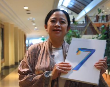 Ketua DPR RI Puan Maharani memamerkan cinderamata album BTS dari Ketua DPR Korea Selatan Park Byeong-seug. (instagram/puanmaharaniri