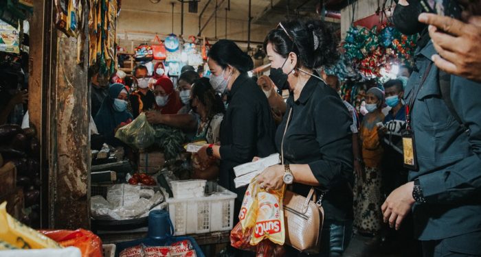 Ketua DPR RI, Puan Maharani, mengunjungi Pasar Tambahrejo, Surabaya.