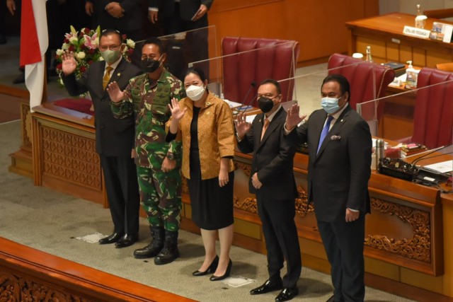 Ketua DPR RI Puan Maharani usai menyetujui Jenderal Andika sebagai Panglima TNI dalam Rapat Paripurna DPR di Gedung Nusantara II, Senayan, Jakarta. (dpr.go.id)